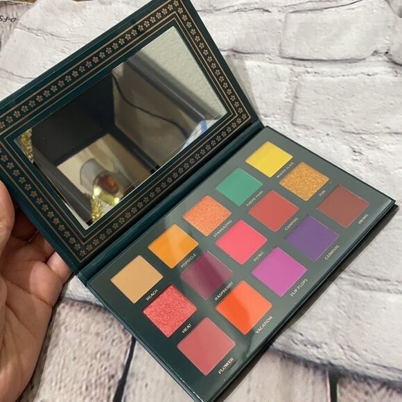 Ace Beaute 'Nostalgia' Eyeshadow Palette - Picture 3 of 5